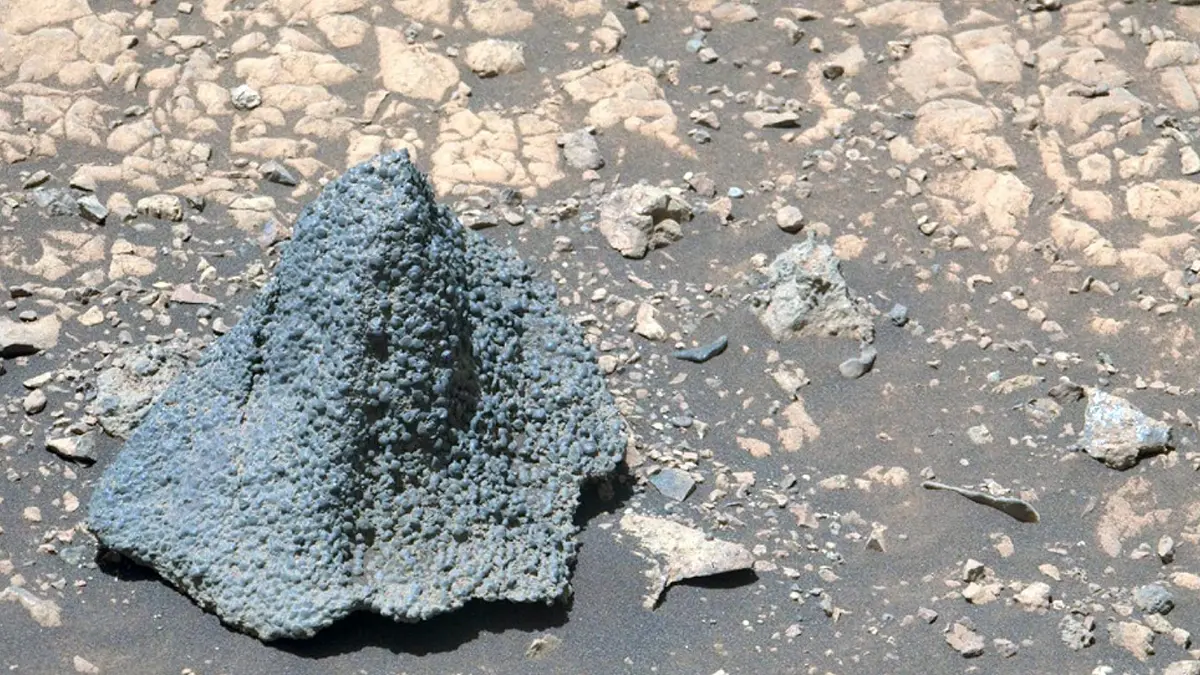 Una bizzarra roccia a forma di cappello medievale è stata scoperta su Marte dal rover Perseverance