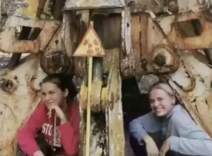 Una foto virale mostra due donne su oggetto più radioattivo di Chernobyl