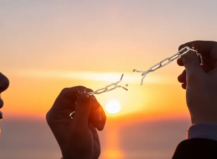 Una persona che simbolicamente spezza delle catene invisibili che la legano