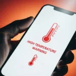 una mano tiene uno smartphone moderno