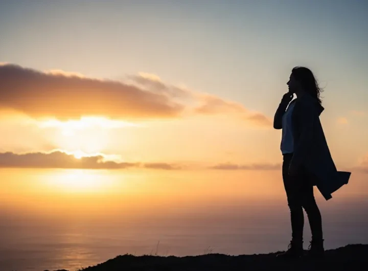 una persona che guarda orizzonte da sola