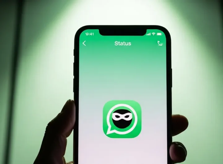 uno smartphone con interfaccia dello stato di WhatsApp