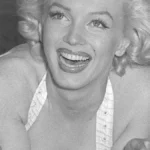 uomo sepolto a testa in giù su Marilyn Monroe