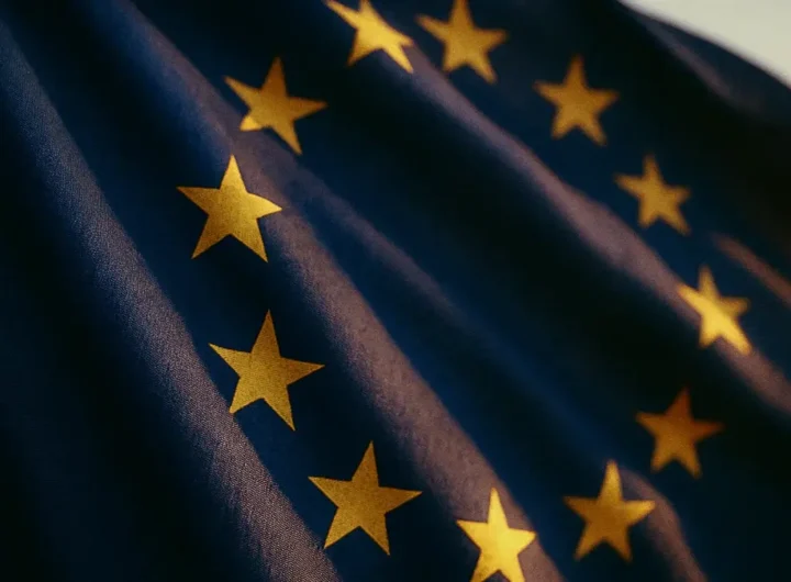 Primo piano della bandiera europea blu con le sue 12 stelle dorate