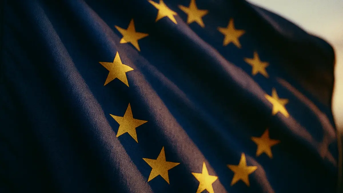 Primo piano della bandiera europea blu con le sue 12 stelle dorate