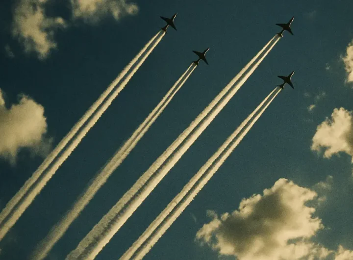 Scie lasciate da aerei nel cielo azzurro con nuvole sparse