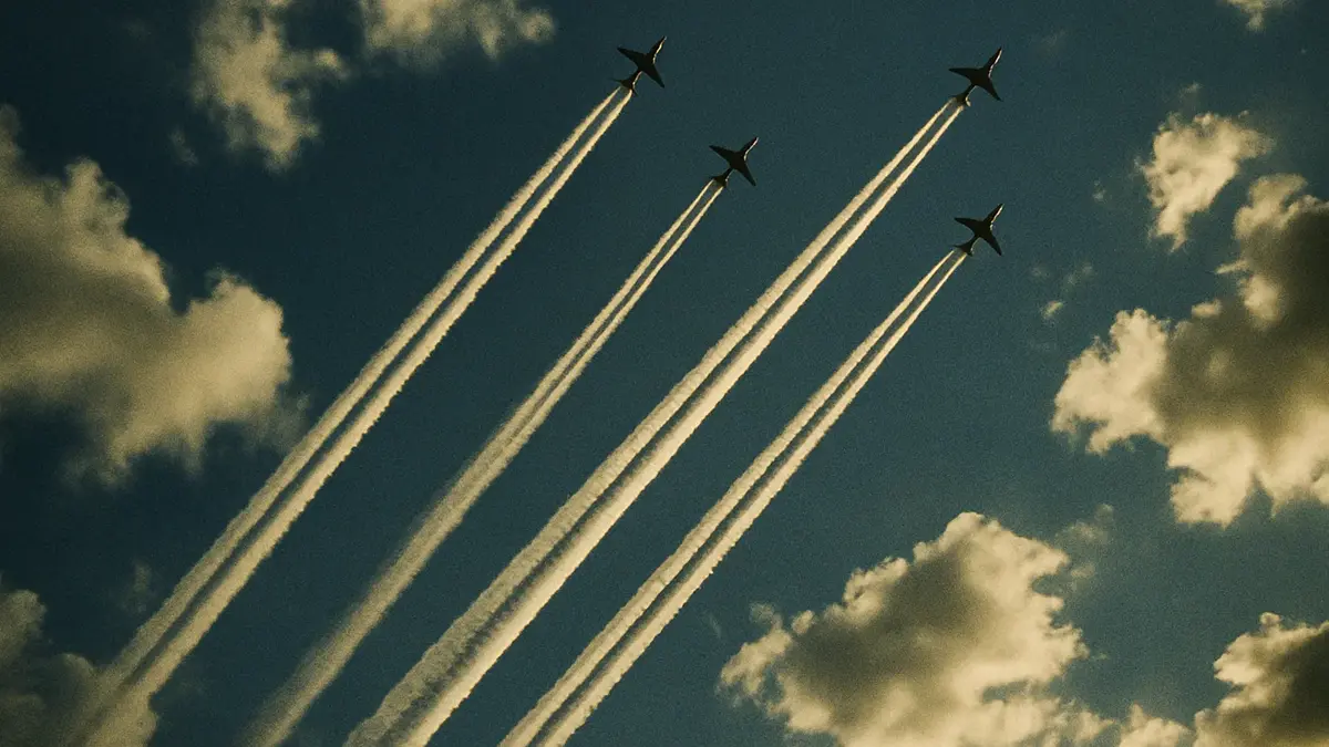 Scie lasciate da aerei nel cielo azzurro con nuvole sparse