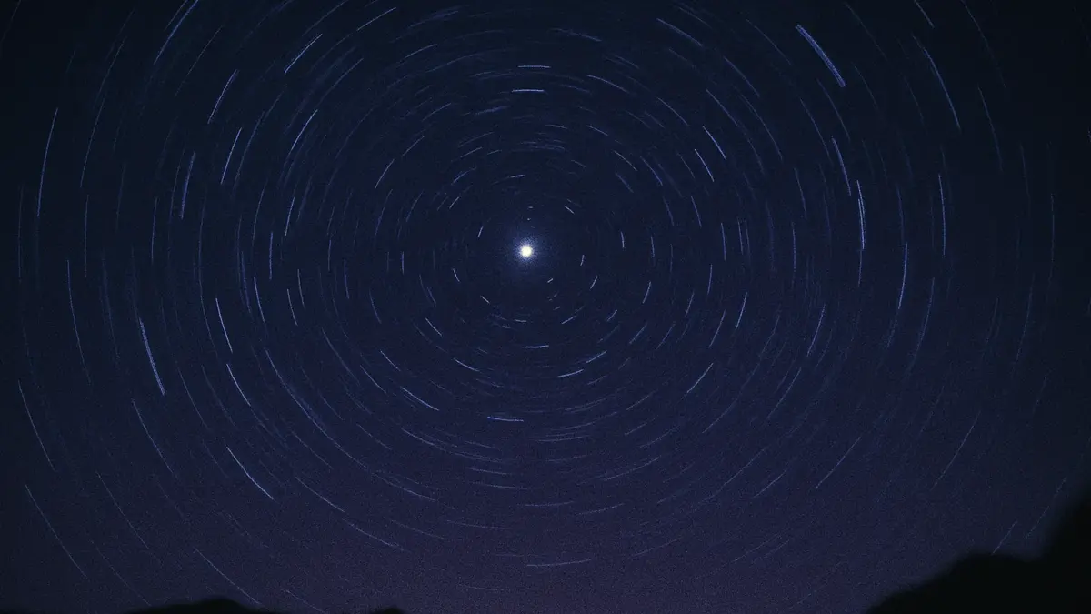 Stella Polare Polaris nel cielo notturno boreale