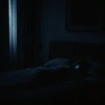 Una persona che dorme serenamente in una camera da letto completamente buia