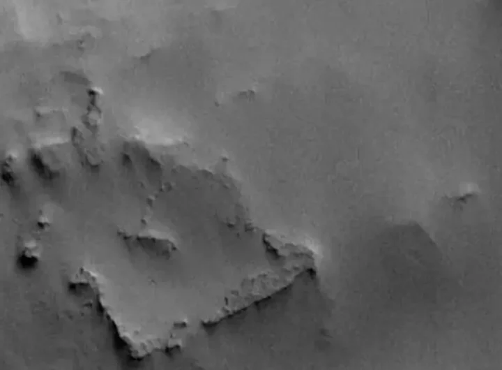 Una strana forma quadrata su Marte ha scatenato la fantasia del web