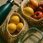 Borraccia in acciaio spesa sfusa e sacchetti di cotone in una borsa riutilizzabile