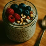 Chia pudding in barattolo con frutti di bosco e mandorle