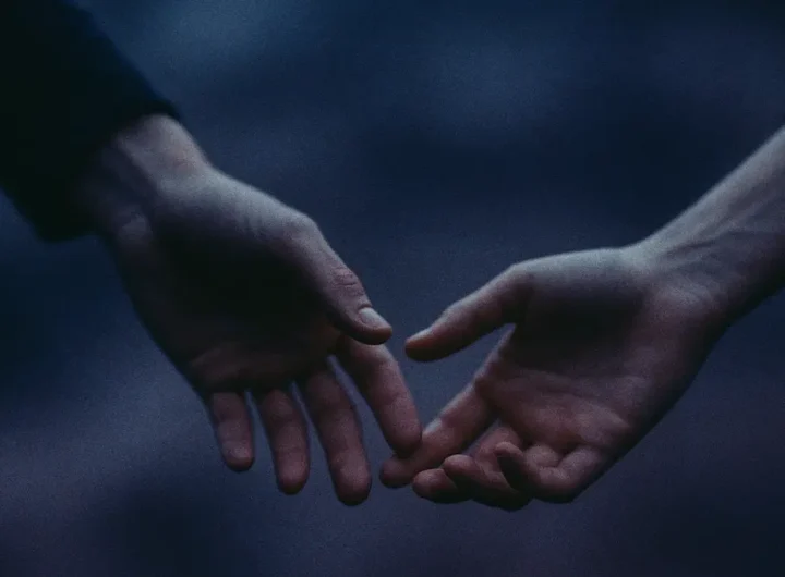 Coppia che cammina sulla spiaggia al tramonto