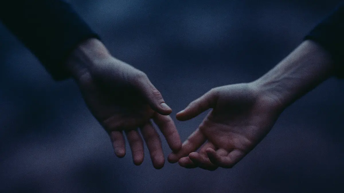 Coppia che cammina sulla spiaggia al tramonto