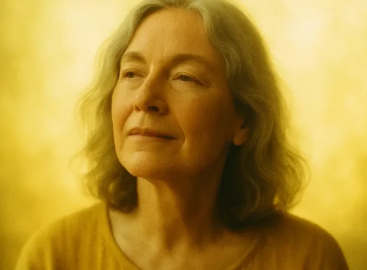 Donna sorridente in un campo di luce soffusa gialla e dorata