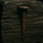 Illustrazione di un ingranaggio metallico incastonato in un antico strato roccioso