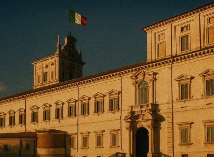 Palazzo del Quirinale a Roma con bandiera italiana esposta