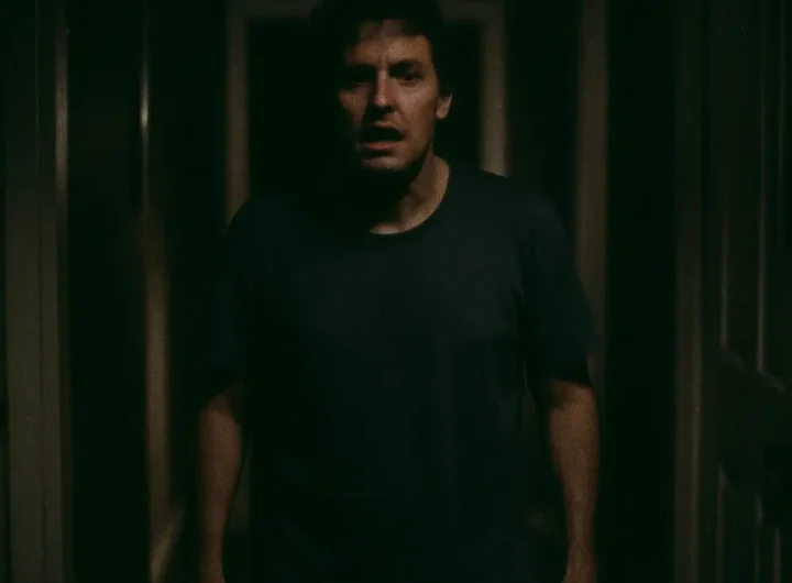 Primo piano di un adulto confuso e disorientato nel corridoio di casa