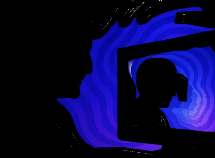 Primo piano di una persona che guarda uno schermo luminoso