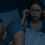 coppia-a-letto-con-uomo-che-russa-e-donna-che-usa-tappi