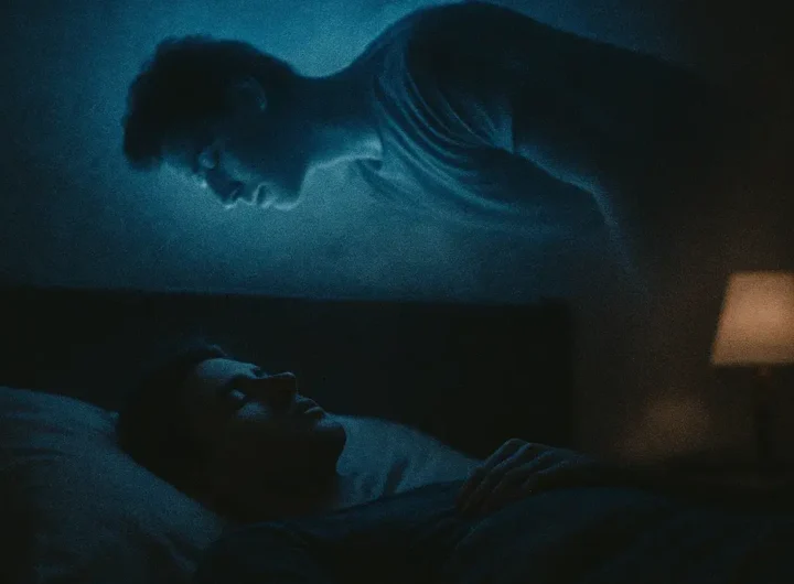 persona addormentata con luci blu e sagoma fluttuante