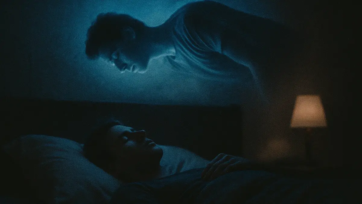 persona addormentata con luci blu e sagoma fluttuante